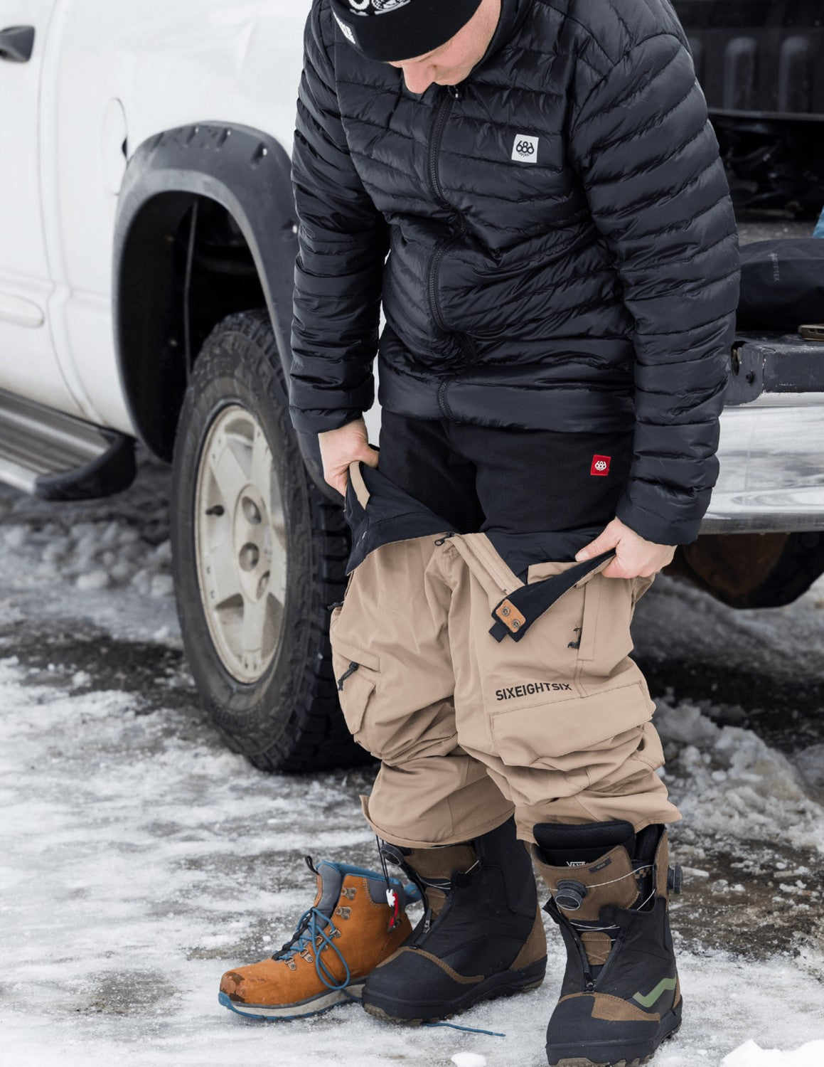 686 Smarty Cargo Mens Pant ski pant -- front view on model showing insulated ski pant at Willis Ski and Board Pittsburgh