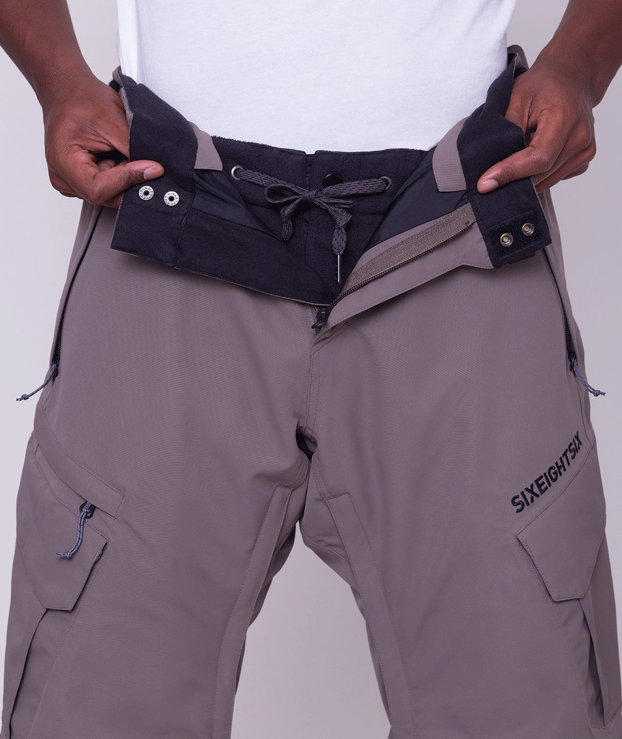 686 Smarty Cargo Mens Pant ski pant -- front view on model showing insulated ski pant at Willis Ski and Board Pittsburgh
