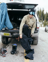 686 Smarty Cargo Mens Pant ski pant -- front view on model showing insulated ski pant at Willis Ski and Board Pittsburgh